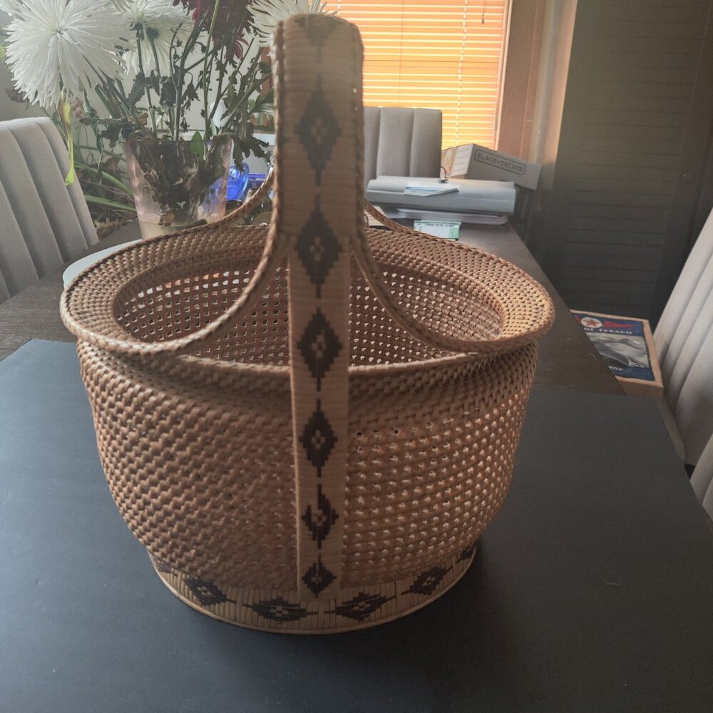 Woven Basket with Unique Style, Handle, Large, for Gathering and Display - Picture 4 of 7